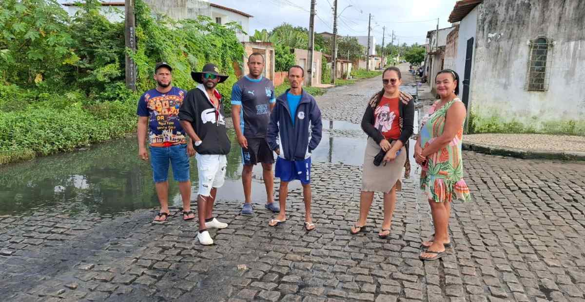 Esgoto estourado no Parque Lagoa Subaé - Rua Mundunópolis/Avenida Periférica