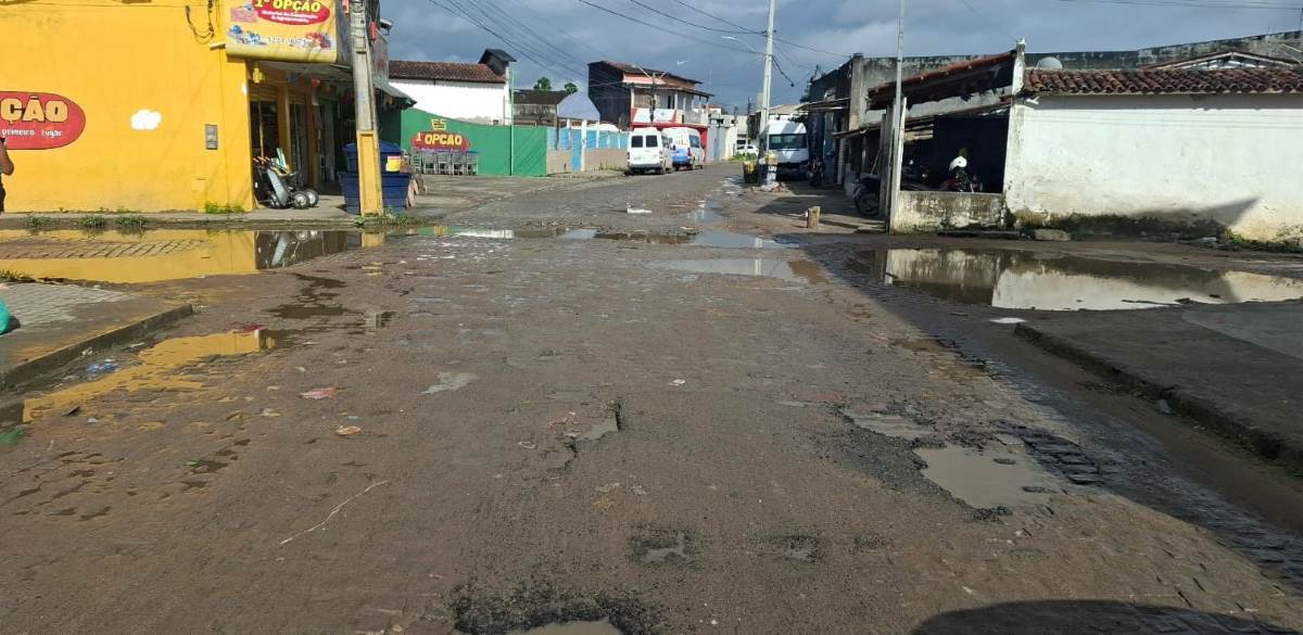 Esgoto estourado no Parque Lagoa Subaé - Rua Mundunópolis/Avenida Periférica