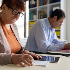 idosos estudando programa da Unifacs desconto 50 mais