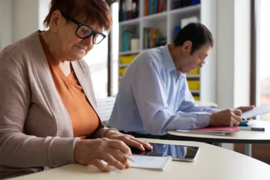 idosos estudando programa da Unifacs desconto 50 mais