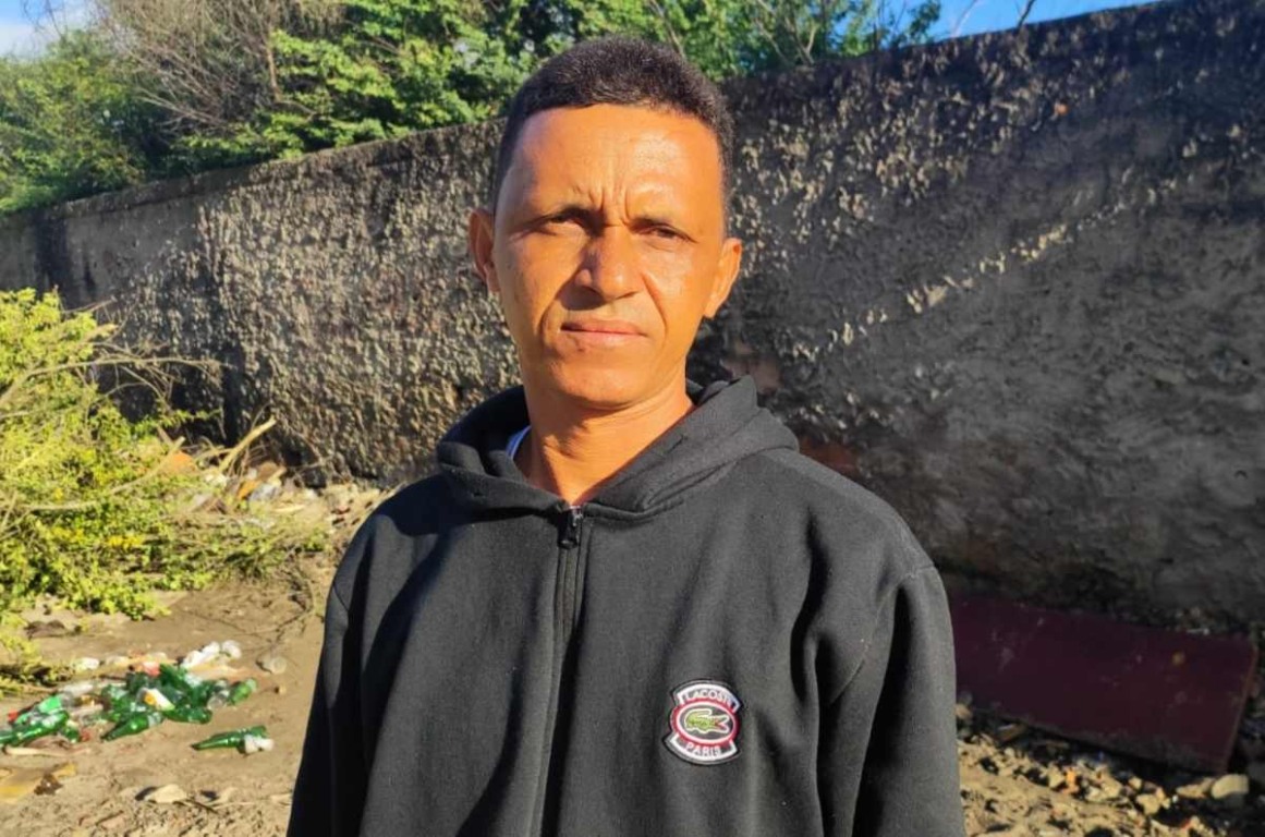 Joel Costa, morador da Rua São Roque no Parque Getúlio Vargas reclama sobre descarte irregular de lixo