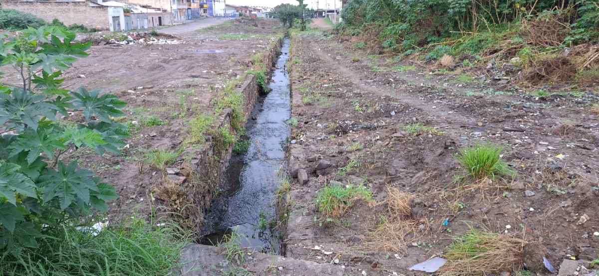 Descarte de lixo próximo ao canal da Rua Araújo Pinho