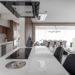 Nos projetos residenciais, a cozinha integrada deixou de ser um dilema, assim como nesse projeto realizado pelas arquitetas Fabiana Villegas e Gabriela Vilarrubia. Por aqui, a cozinha corredor ganhou uma península com múltiplas funções: além de receber o cooktop de indução, tornou-se bancada para refeições rápidas e uma área de interação quando os moradores recebem convidados | Projeto: Vilaville Arquitetura | Foto: JP Imagem