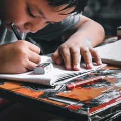 Criança estudando