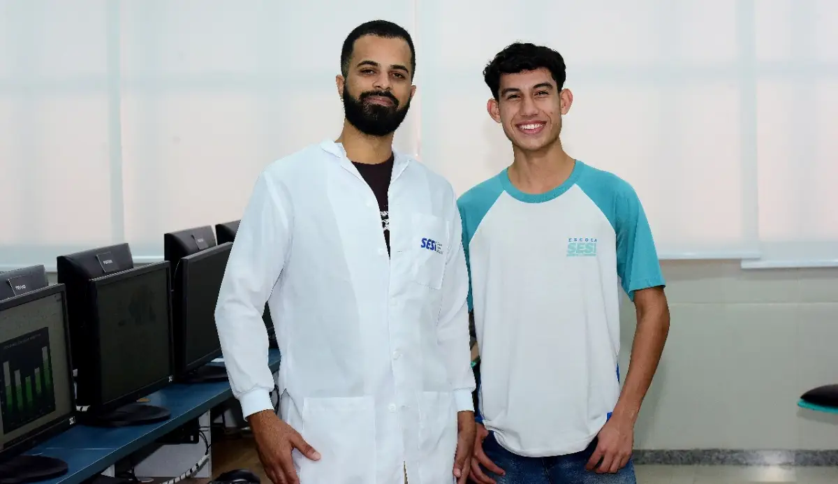 professor Igor Lima ao lado do aluno Guilherme Mascarenha