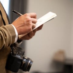 reporter-de-imprensa-que-segue-pistas-em-um-caso - foto - freepik