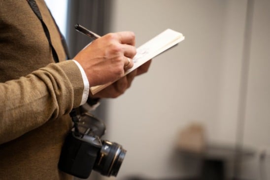 reporter-de-imprensa-que-segue-pistas-em-um-caso - foto - freepik
