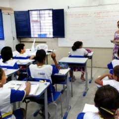 Professor em sala de aula - escola