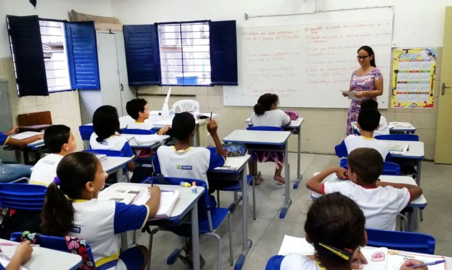 Professor em sala de aula - escola