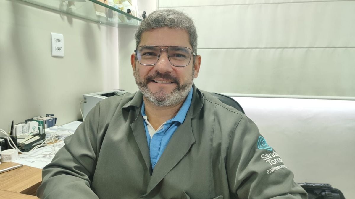 Sandro Torres, médico otorrinolaringologista, profissional especializado em doenças que afetam o ouvido, nariz, garganta, laringe e pescoço