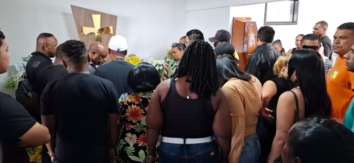 Sepultamento de Carlos Bojô