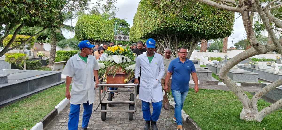Sepultamento de Carlos Bojô