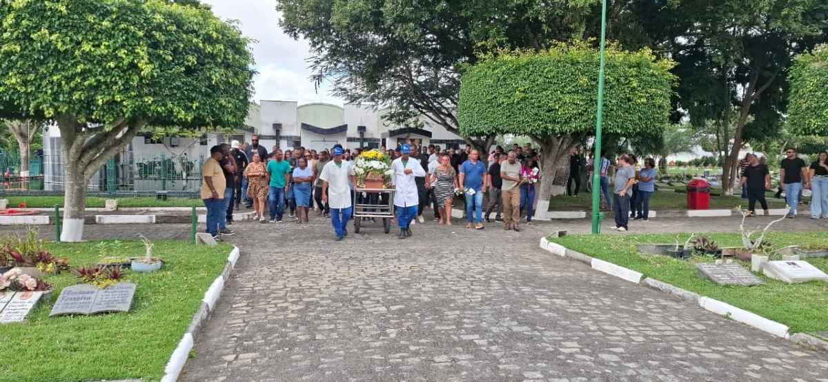 Sepultamento de Carlos Bojô