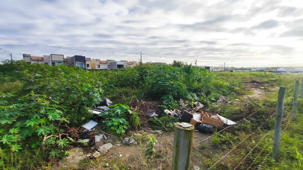 Terreno baldio construtora bairro Papagaio
