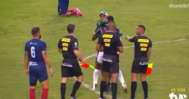 torcedores do Flu invadem o campo
