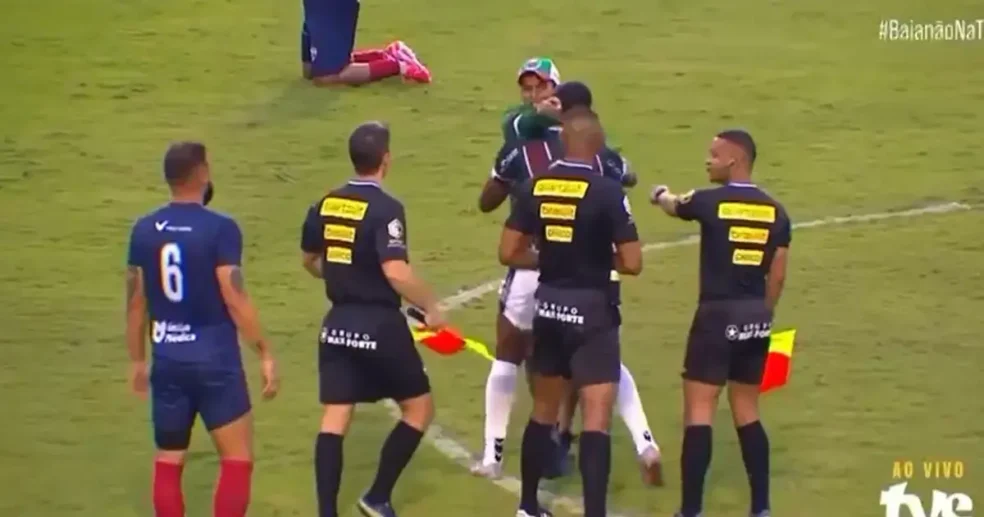 torcedores do Flu invadem o campo