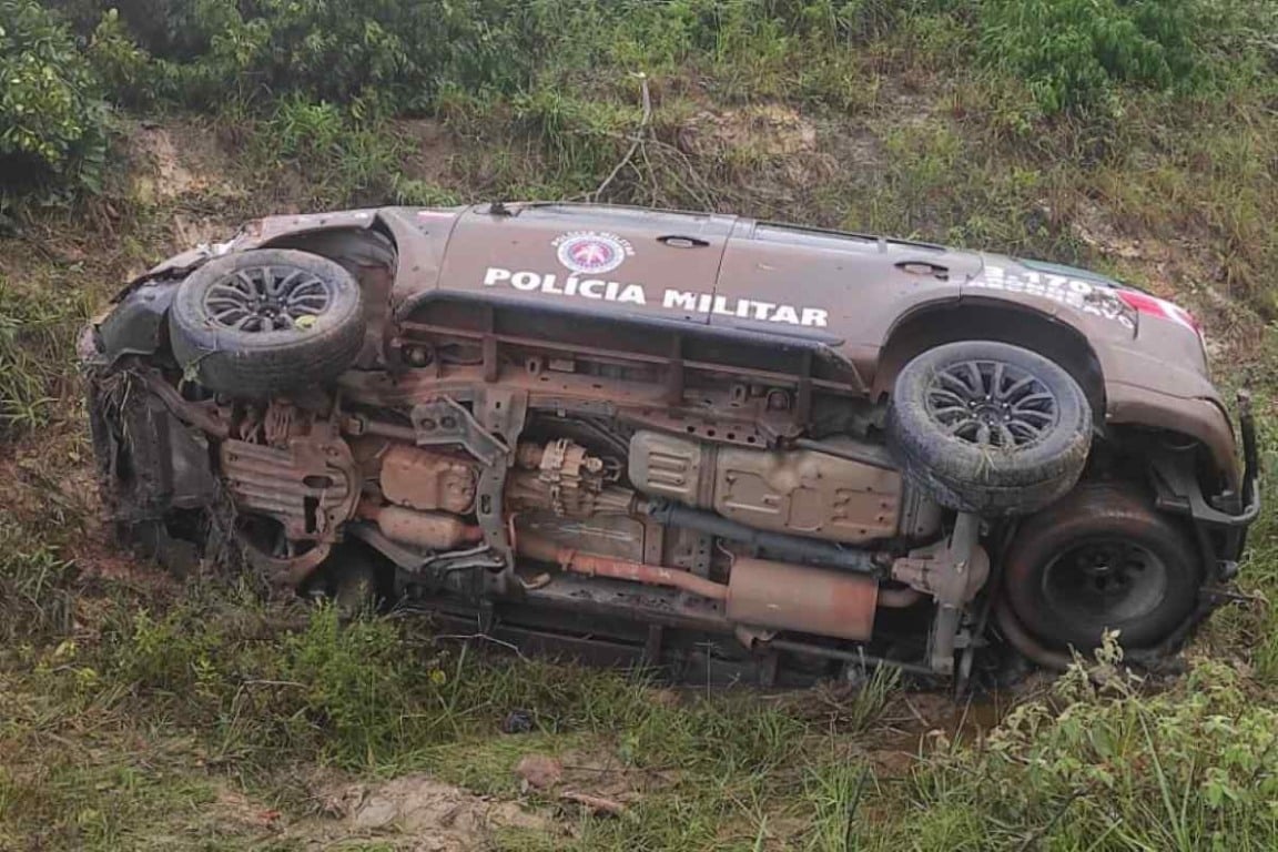 Viatura da Rondesp Recôncavo capota na BA-001
