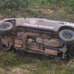 Viatura da Rondesp Recôncavo capota na BA-001