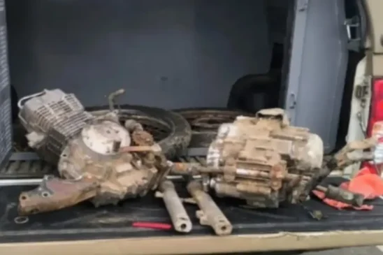 Ponto de desmanche de motos é desativado em matagal na cidade de Contendas do Sincorá