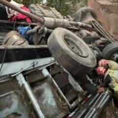 Casal baiano morre após caminhão cair de ponte Minas Gerais
