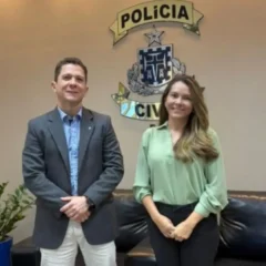 André Viana, Delegado-Geral da Polícia Civil, e Bethânia Ferreira, presidenta da Associação de Defensoras e Defensores Públicos da Bahia (ADEP-BA)_Crédito Divulgação