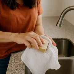 Como limpar pano de prato encardido com sabão e água quente