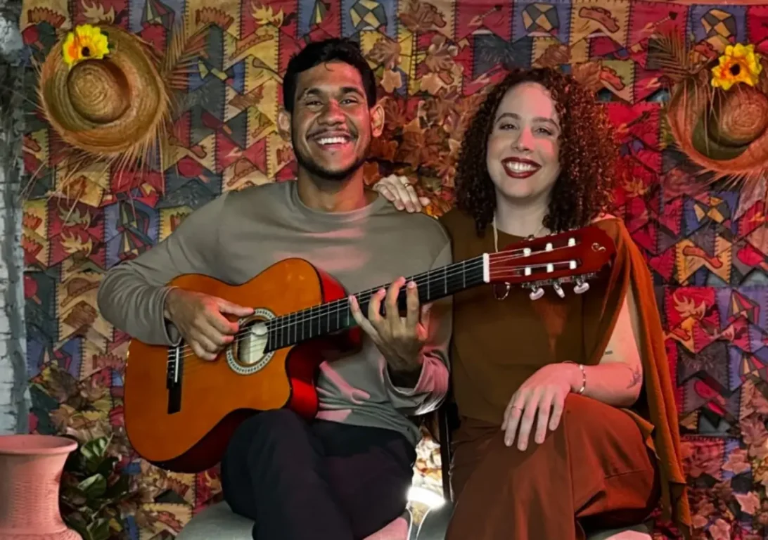 Dois Sóis estreia com show intimista e poético no Miss Brown Café