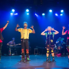 Espetáculo Vila ABCD - Cia Domingo tem teatro