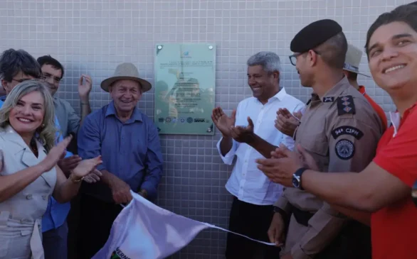 Governador faz entegas em Caculé