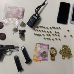 Mulher é presa com arma, munições e drogas em Feira de Santana