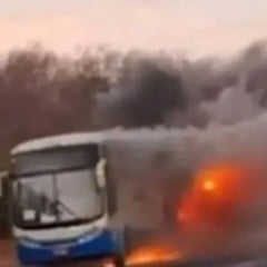 Ônibus da Novo Horizonte pega fogo na BR-030 em Guanambi