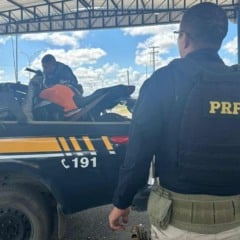 PRF apreende motocicleta roubada em ônibus de turismo na BR-116 em Feira de Santana1
