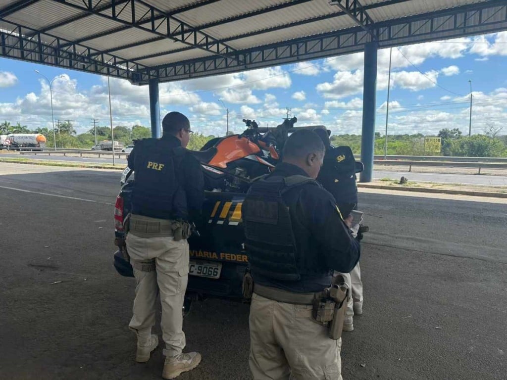 PRF apreende motocicleta roubada em ônibus de turismo na BR-116 em Feira de Santana1