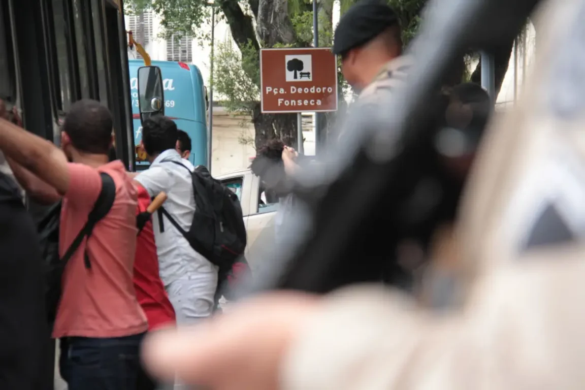 Polícias Militar e Civil reduzem em 53% os roubos em ônibus no primeiro semestre