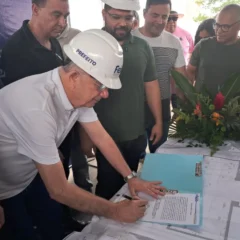 Prefeito assina ordem de serviço para construção de UBS de porte III no bairro Papagaio