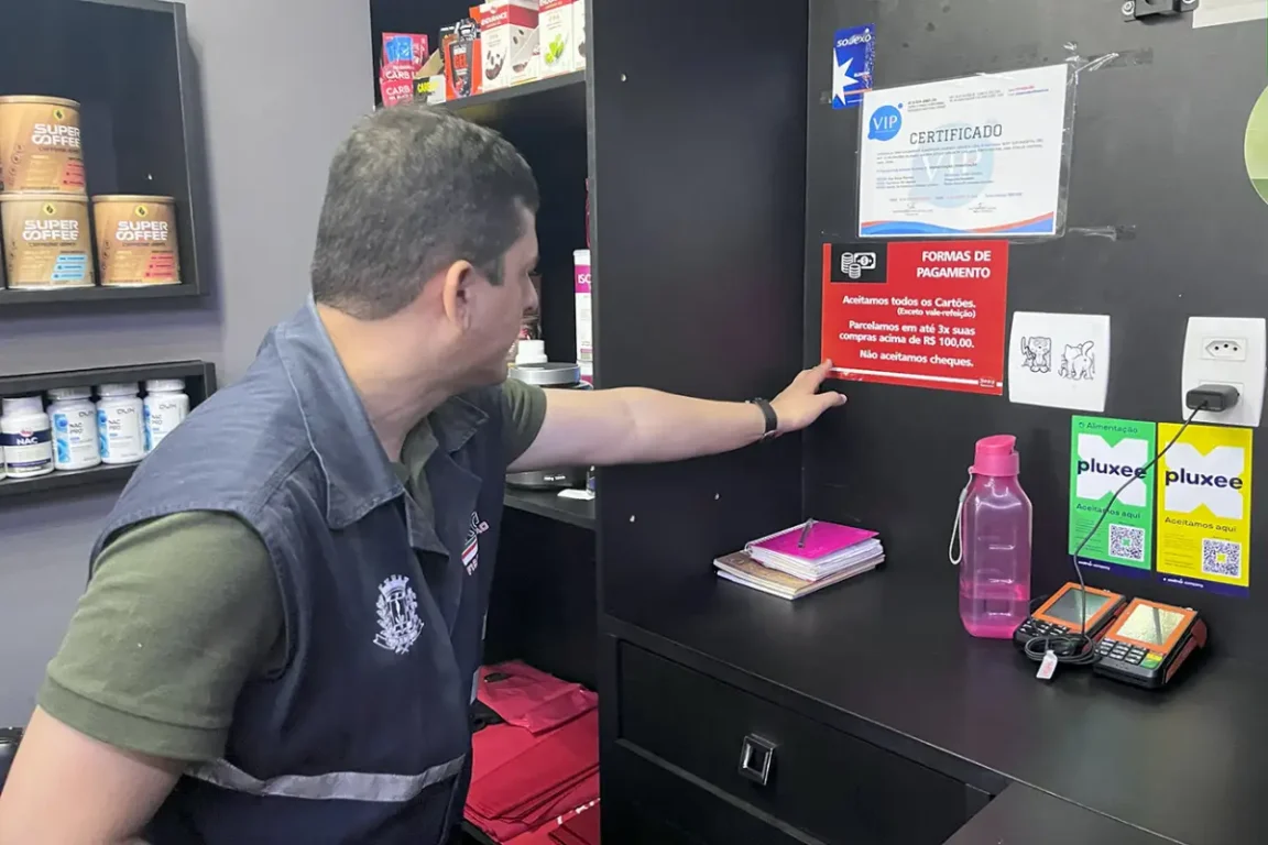 Procon fisaliza lojas de suplementos