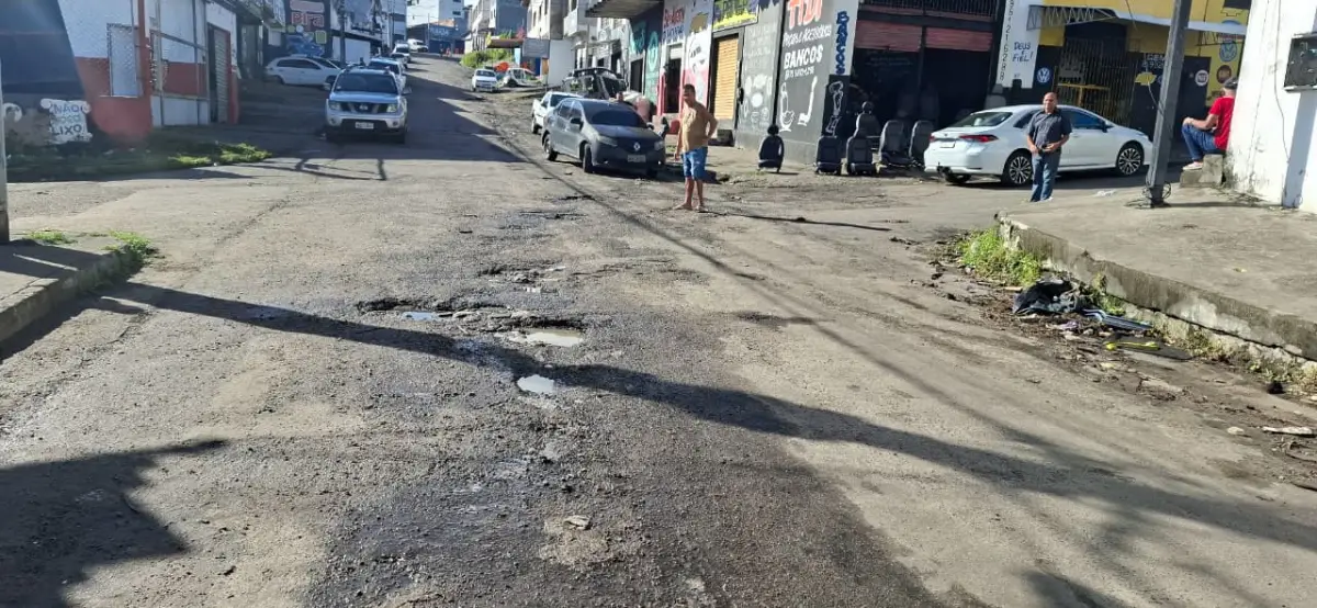Buraqueira no bairro Barroquinha prejudica moradores que temem riscos de acidentes 