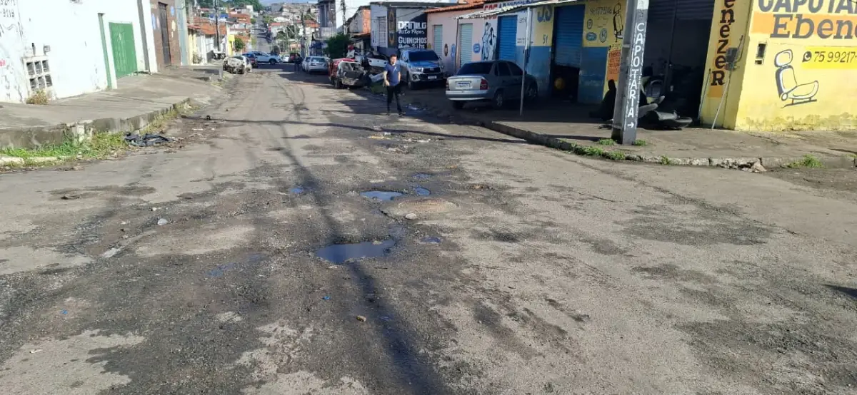 Buraqueira no bairro Barroquinha prejudica moradores que temem riscos de acidentes 