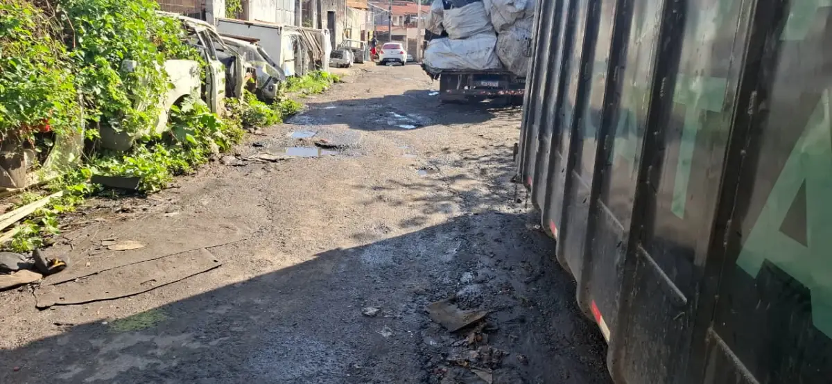Buraqueira no bairro Barroquinha prejudica moradores que temem riscos de acidentes 