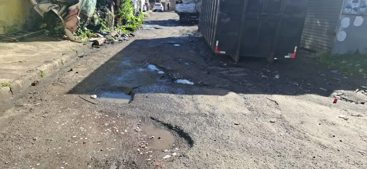 Buraqueira no bairro Barroquinha prejudica moradores que temem riscos de acidentes 
