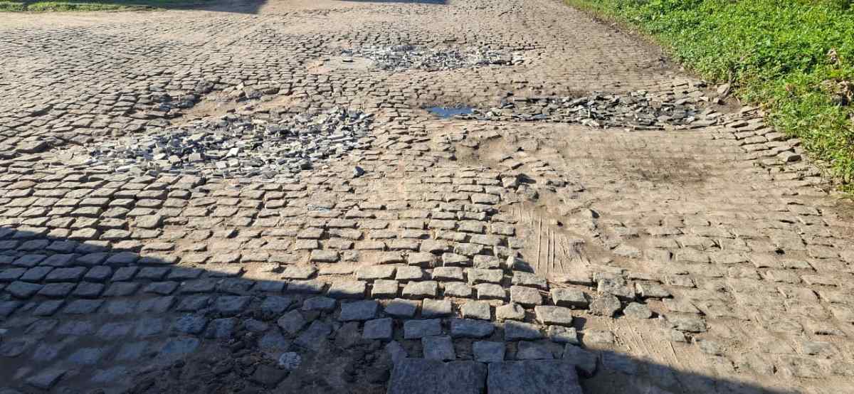 Vazamento de esgoto causa irregularidades no piso de rua do Parque Lagoa Subaé