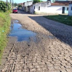 Vazamento de esgoto causa irregularidades no piso de rua do Parque Lagoa Subaé