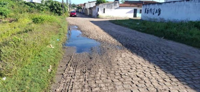 Vazamento de esgoto causa irregularidades no piso de rua do Parque Lagoa Subaé