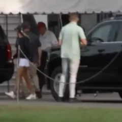 Trump saindo da casa branca