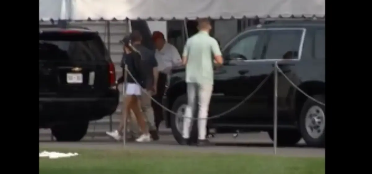 Trump saindo da casa branca