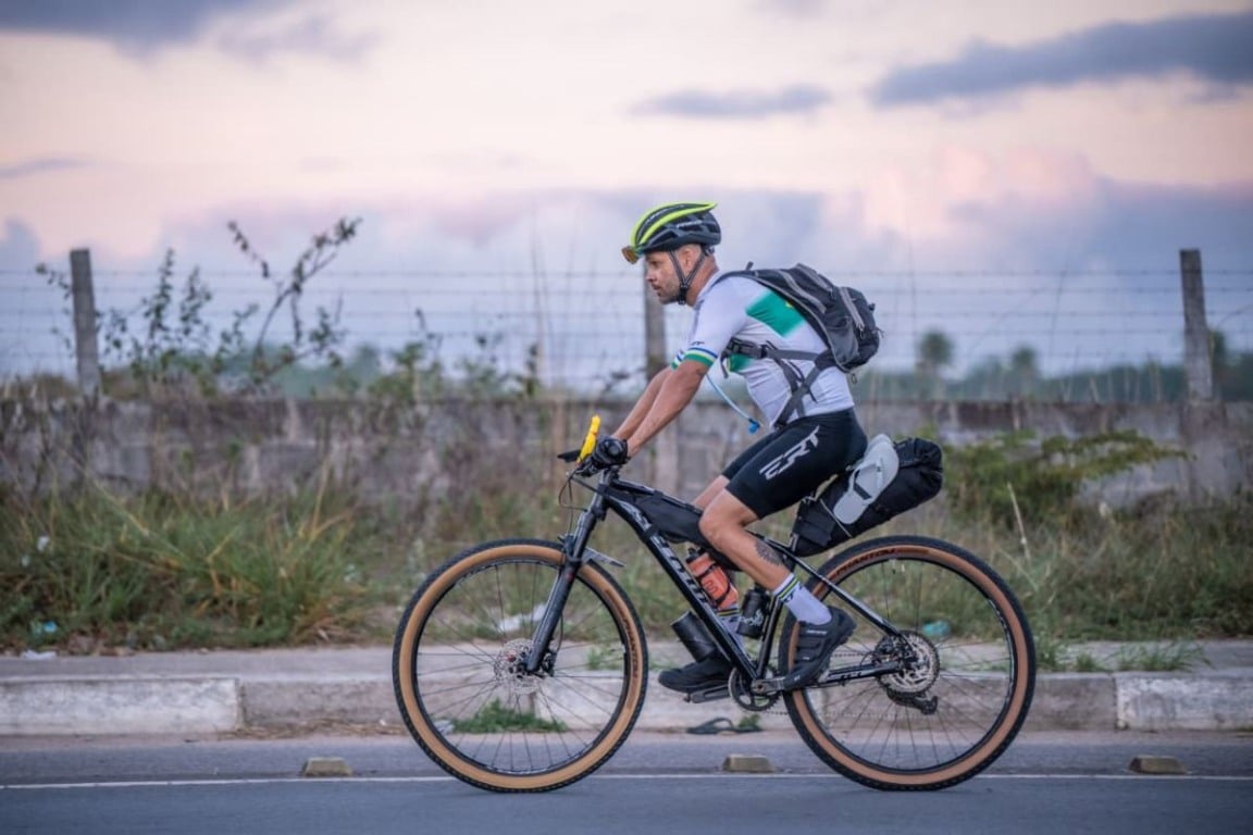 Binho pedalando