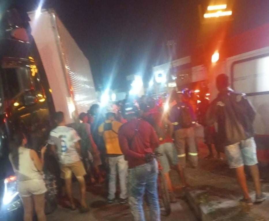 Ciclista fica ferido após ser atingido por carreta em Feira de Santana