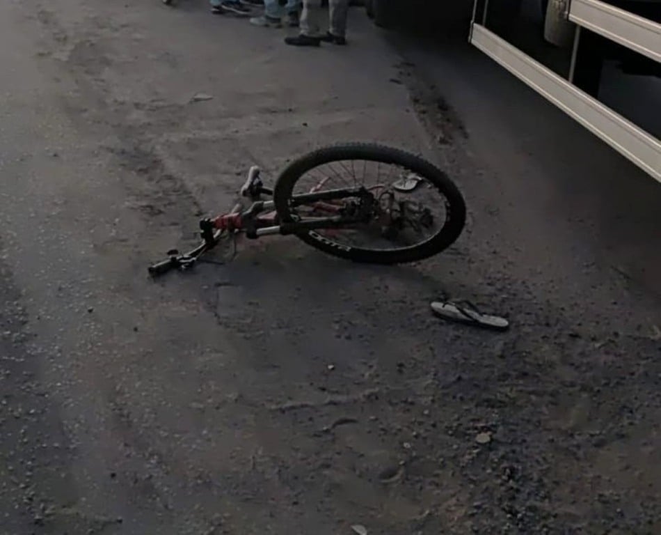 Ciclista fica ferido após ser atingido por carreta em Feira de Santana