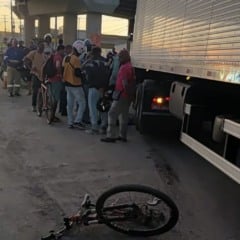 Ciclista fica ferido após ser atingido por carreta em Feira de Santana