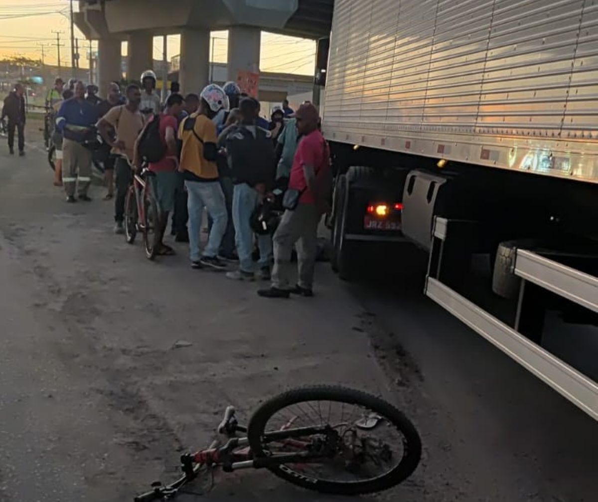 Ciclista fica ferido após ser atingido por carreta em Feira de Santana